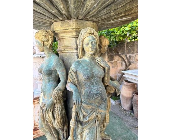 
Elegante Fontana in Bronzo con Sculture