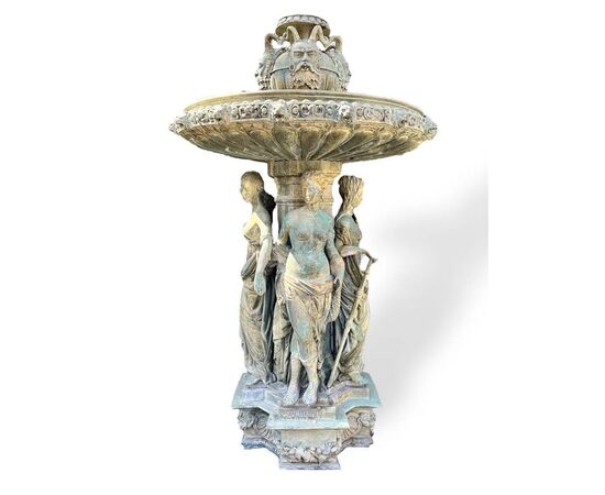 
Elegante Fontana in Bronzo con Sculture