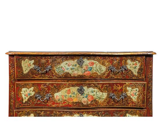 Pair of important carved, lacquered and painted wooden chests of drawers. Palermo, 18th century.