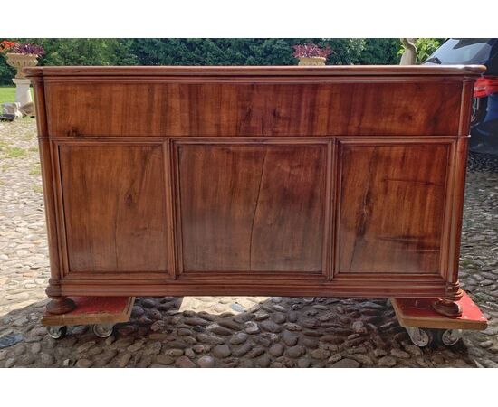Walnut veneered trestle desk. Italy, first half of the 19th century.