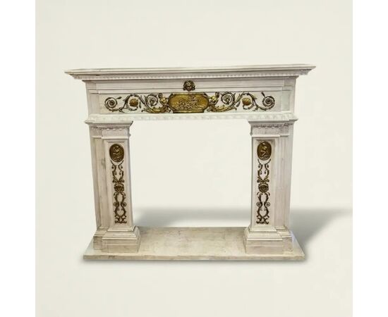
Antico Camino in Marmo Bianco con Bronzo Dorato, XIX Secolo