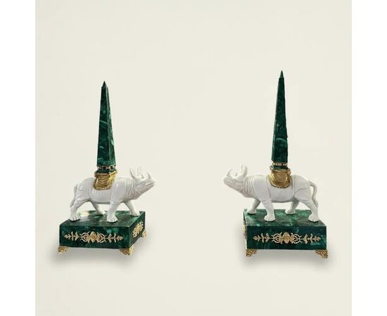 
Coppia di Obelischi in Malachite e Bronzo dorato, XIX Secolo