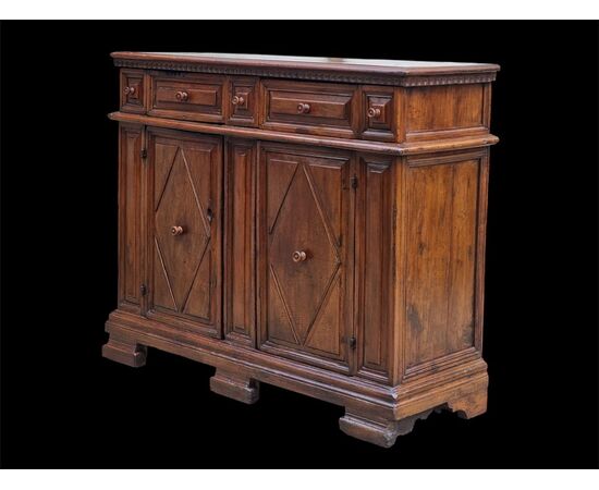 Credenza in noce del XVII secolo