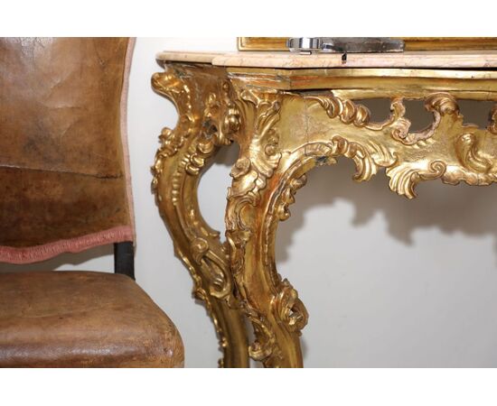 Consolle di epoca 700 in legno dorato ed intagliato con piano di marmo
