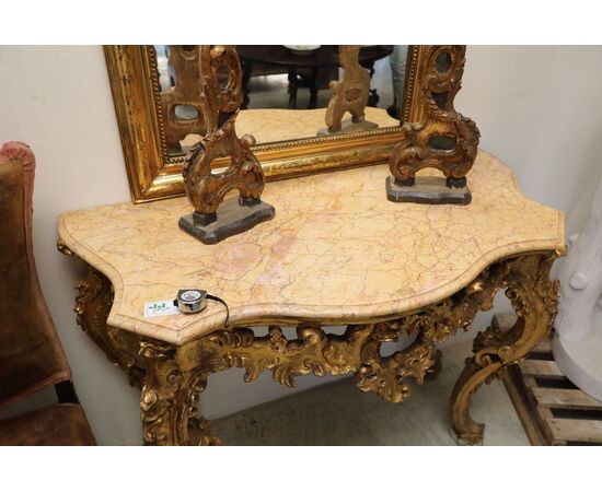 Consolle di epoca 700 in legno dorato ed intagliato con piano di marmo