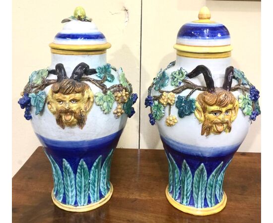 Coppia di vasi in maiolica con motivi a tralci di vite e vegetali in rilievo,manifattura di Imola.
