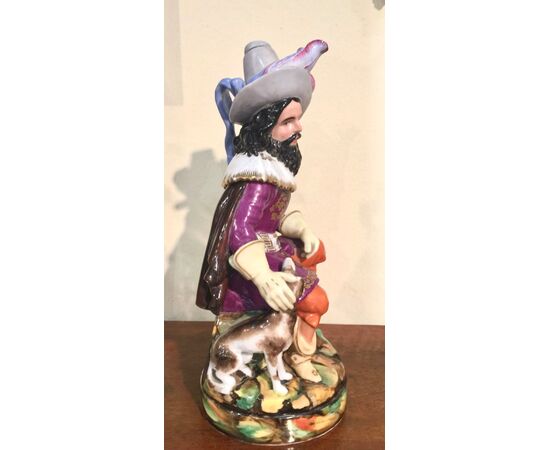 Veilleuse tisaniera in porcellana raffigurante figura maschile in costume con cane.Modello Jacop Petit,Francia.