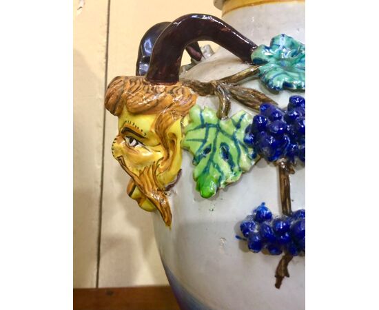 Coppia di vasi in maiolica con motivi a tralci di vite e vegetali in rilievo,manifattura di Imola.