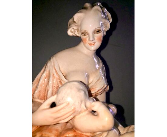 Scultura in ceramica raffigurante madre che allatta bimbo.Manifattura di Guido Cacciapuoti,Milano.