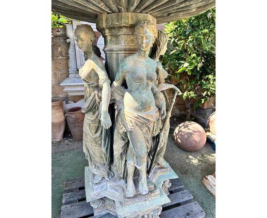 
Elegante Fontana in Bronzo con Sculture