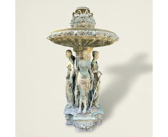 
Elegante Fontana in Bronzo con Sculture