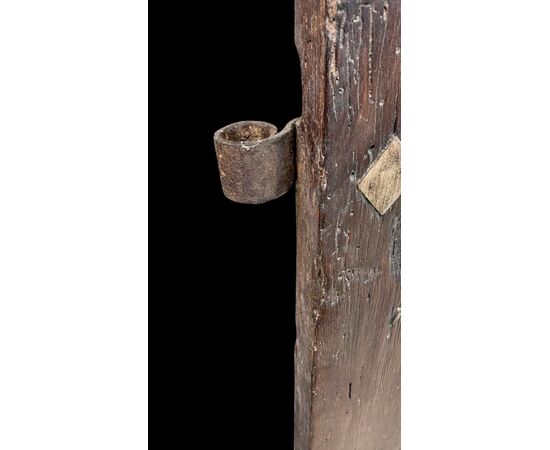 Coppia di porte in noce con quattro formelle incise a rombi.