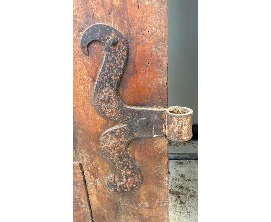 Coppia di porte in noce con quattro formelle incise a rombi.