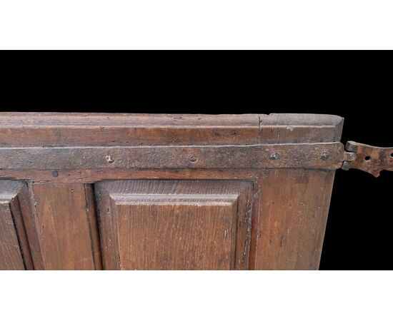 Porta-sportello in noce incisa con quattro formelle.