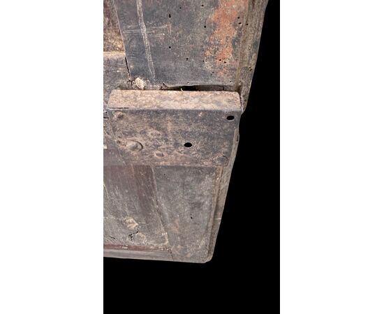 Porta-sportello in noce incisa con quattro formelle.