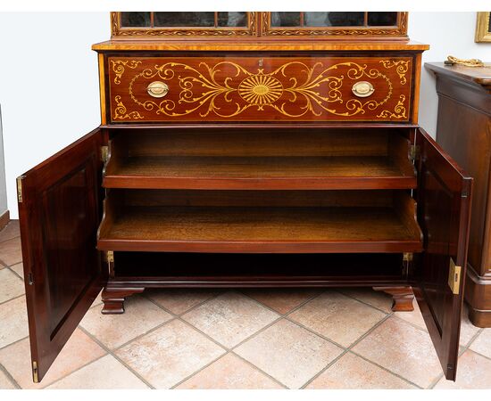 Credenza Inglese (Bookcase) in piuma di mogano con innesti di intarsi in acero.Periodo XIX secolo.