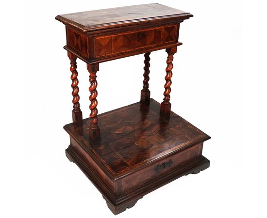 Kneeler veneered and inlaid in various woods, twisted columns, Italy, 18th century