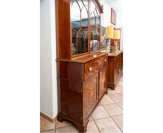 Credenza Inglese (Bookcase) in piuma di mogano con innesti di intarsi in acero.Periodo XIX secolo.