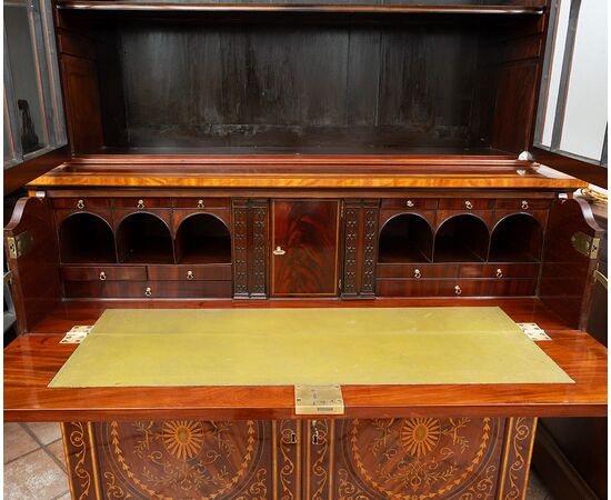 Credenza Inglese (Bookcase) in piuma di mogano con innesti di intarsi in acero.Periodo XIX secolo.