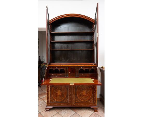 Credenza Inglese (Bookcase) in piuma di mogano con innesti di intarsi in acero.Periodo XIX secolo.