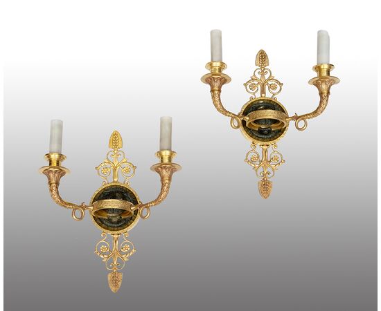 Coppia di Applique antichi Impero in bronzo dorato e satinato sapientemente cesellato. Francia XIX secolo.