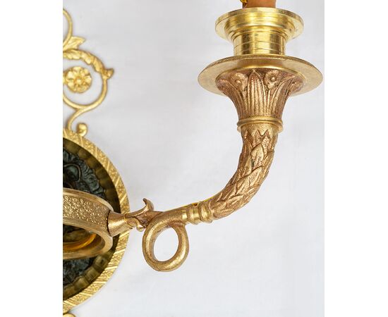 Coppia di Applique antichi Impero in bronzo dorato e satinato sapientemente cesellato. Francia XIX secolo.