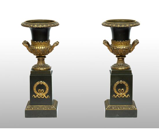 Pair of Charles X antique cassolettes/vases in gilded bronze and patinated bronze. France, early 19th century.