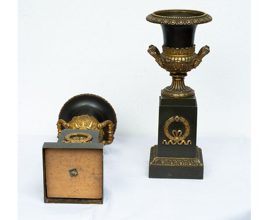 Pair of Charles X antique cassolettes/vases in gilded bronze and patinated bronze. France, early 19th century.