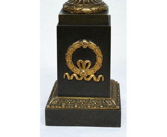 Pair of Charles X antique cassolettes/vases in gilded bronze and patinated bronze. France, early 19th century.
