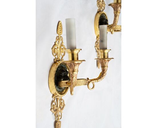 Coppia di Applique antichi Impero in bronzo dorato e satinato sapientemente cesellato. Francia XIX secolo.