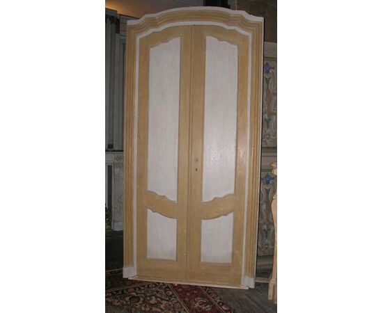PTL397 - Lacquered wooden door, arched, with frame, 18th century, clear dimensions cm W 105 x H 222