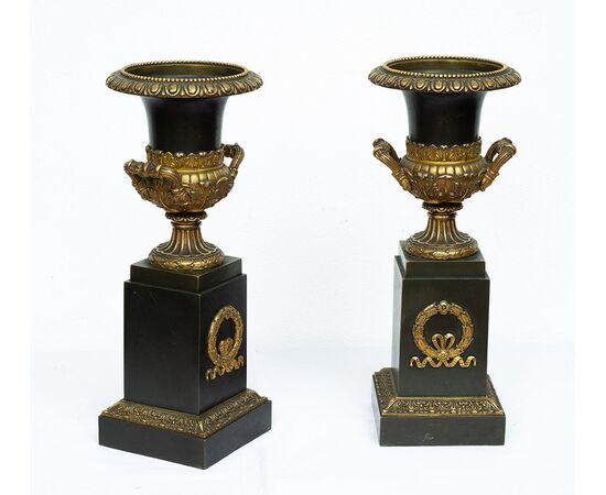 Pair of Charles X antique cassolettes/vases in gilded bronze and patinated bronze. France, early 19th century.