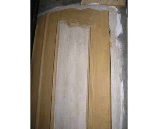 PTL397 - Lacquered wooden door, arched, with frame, 18th century, clear dimensions cm W 105 x H 222
