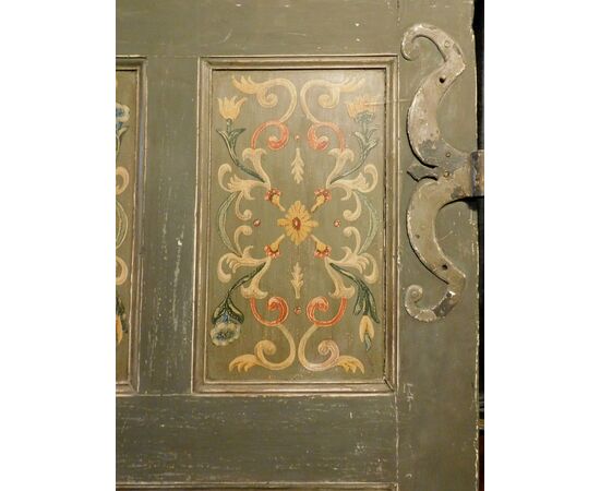 PTL429 - Lacquered door with painted panels, 17th century, dimensions cm W 106 x H 204