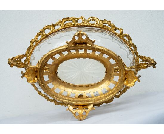 Antique centerpiece in gilded bronze and crystal, dating from the Napoleon III period. France, 19th century.