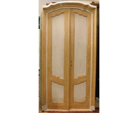 PTL397 - Lacquered wooden door, arched, with frame, 18th century, clear dimensions cm W 105 x H 222
