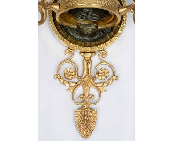 Coppia di Applique antichi Impero in bronzo dorato e satinato sapientemente cesellato. Francia XIX secolo.