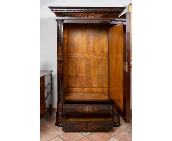 Antique Neapolitan Smith wardrobe in mahogany feather with maple inlay grafts. Early 19th century period.
