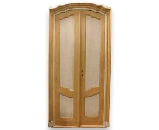 PTL397 - Lacquered wooden door, arched, with frame, 18th century, clear dimensions cm W 105 x H 222