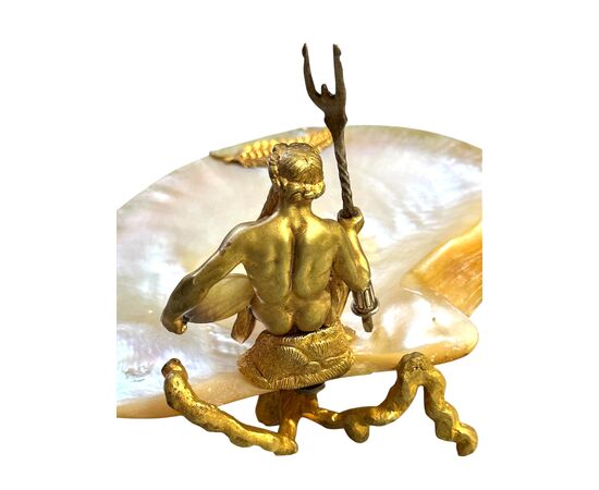Centrotavola Decorativo con Nettuno in Bronzo Dorato e Madreperla - XIX Secolo