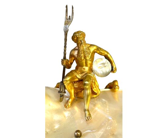 Centrotavola Decorativo con Nettuno in Bronzo Dorato e Madreperla - XIX Secolo