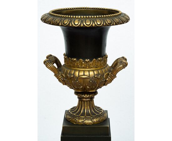 Pair of Charles X antique cassolettes/vases in gilded bronze and patinated bronze. France, early 19th century.