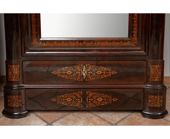 Antique Neapolitan Smith wardrobe in mahogany feather with maple inlay grafts. Early 19th century period.