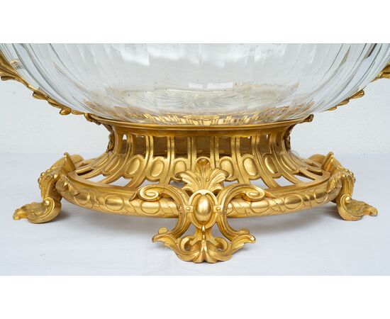 Antique centerpiece in gilded bronze and crystal, dating from the Napoleon III period. France, 19th century.