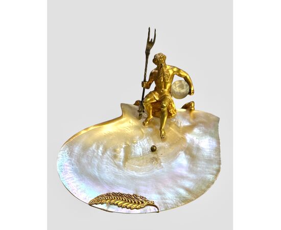 Centrotavola Decorativo con Nettuno in Bronzo Dorato e Madreperla - XIX Secolo