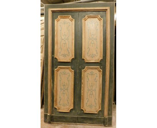 PTL501 - Lacquered double-leaf door with frame, 18th century, clear opening dimensions cm W 100 x H 212