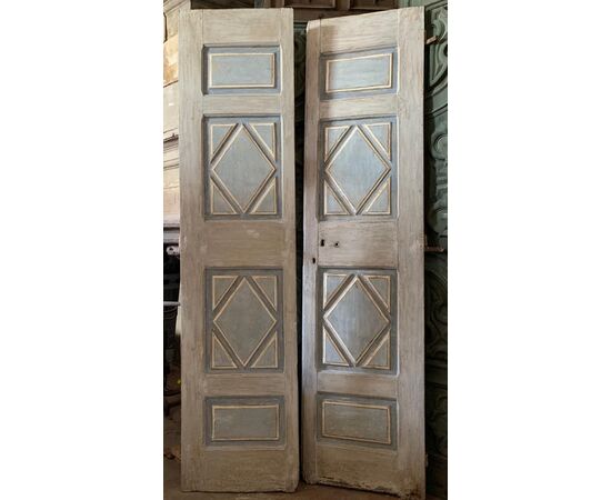 PTL619 - Lacquered door, two leaves, 18th century, dimensions cm W 121 x H 250