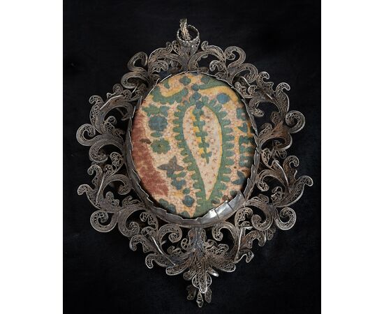 Hand-painted plaque depicting a gallant scene with a silver filigree frame. Rome, 18th century.