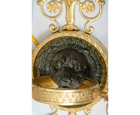 Coppia di Applique antichi Impero in bronzo dorato e satinato sapientemente cesellato. Francia XIX secolo.