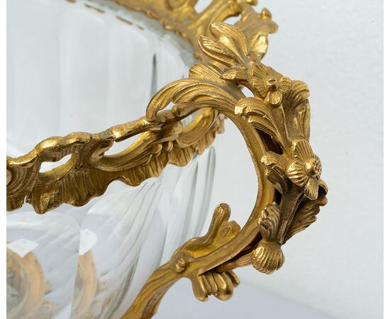 Antique centerpiece in gilded bronze and crystal, dating from the Napoleon III period. France, 19th century.